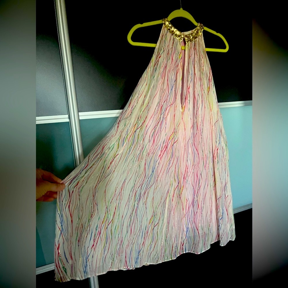 Having a girl and don’t have your baby shower outfit? Trapeze cocktail dress